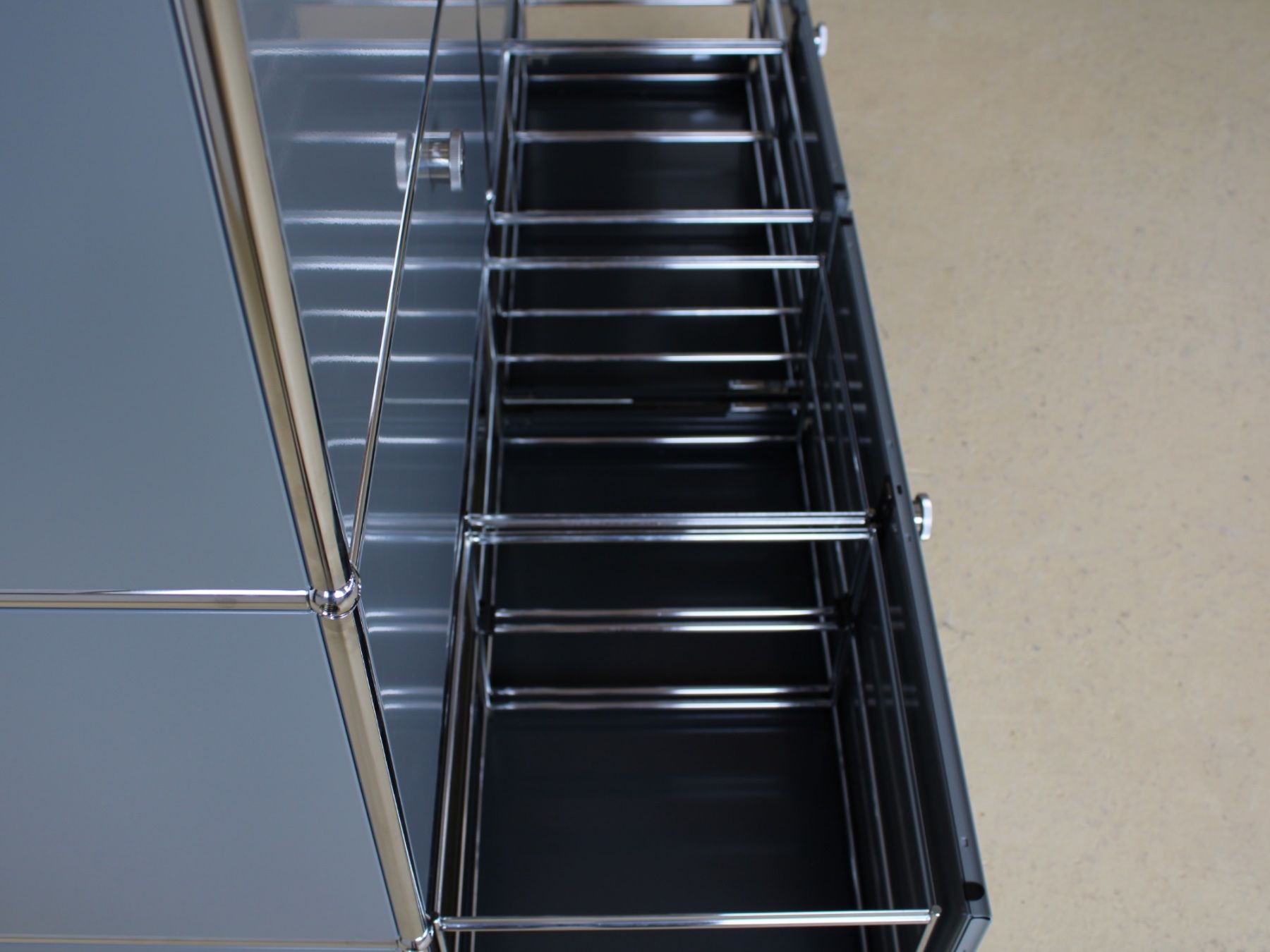 USM Kommoden: USM Sideboard in Mittelgrau, Lieferung möglich – Gebraucht aus Meinisberg von atelier_TILIJA 3