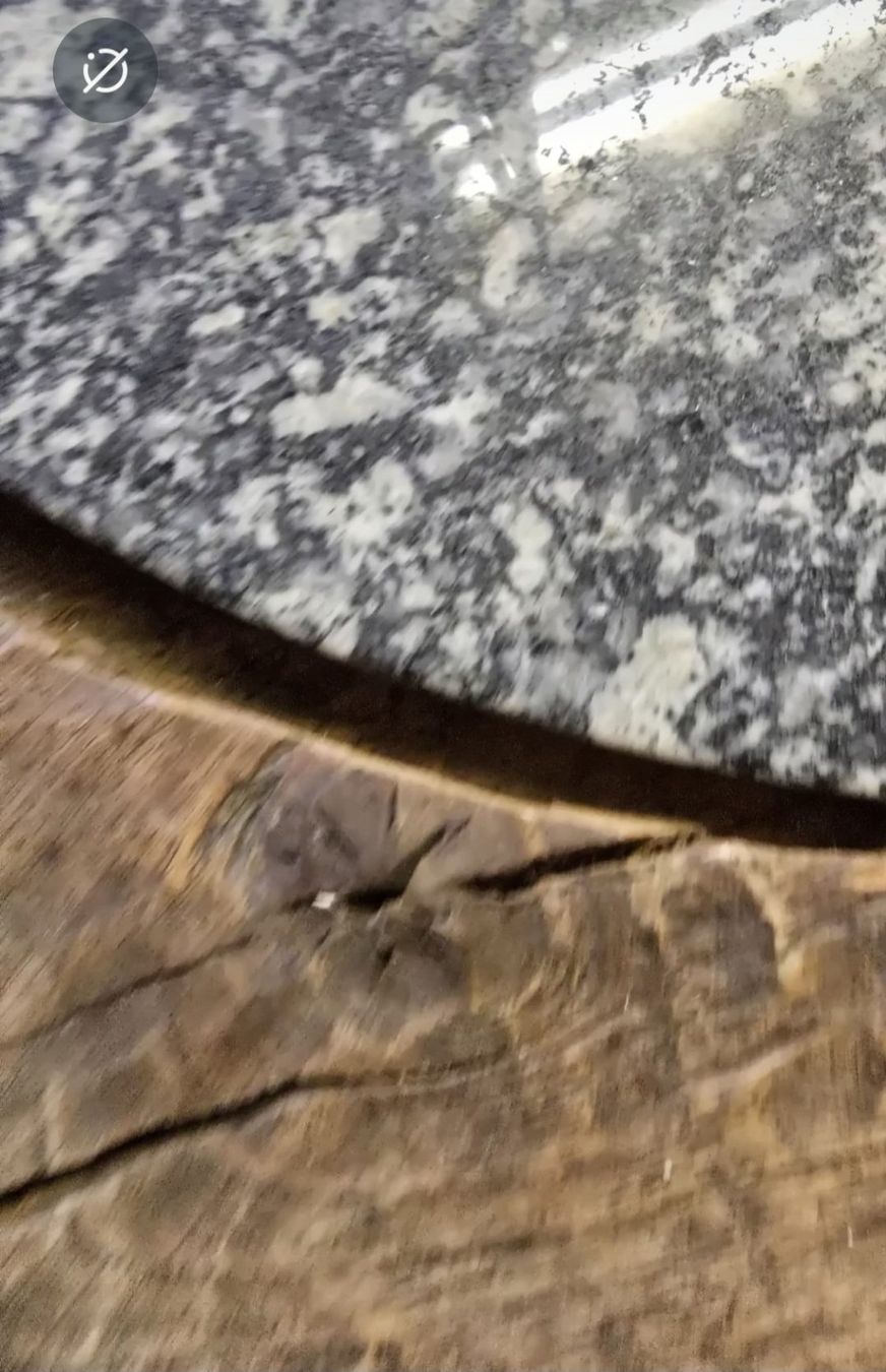 Tavoli: Einzigartig Holzskulptur Eiche Salontisch mit Granit Platte – Usato da Wittenbach venduto da gruezi-schwiz 1