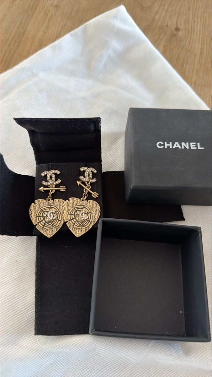 Chanel Ohrringe & -stecker: Elegant Chanel earring with Arrow and Target – Gebraucht aus Geneve von esp_8rbh