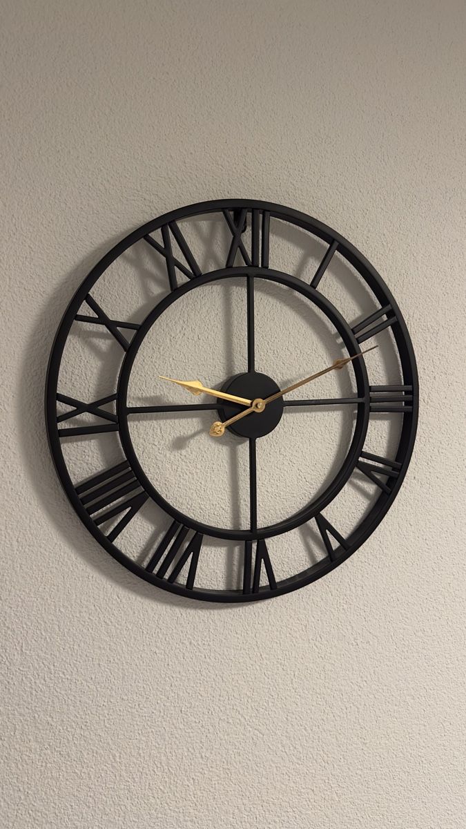 Uhren: Wanduhr schwarz – Gebraucht aus Luzern von Angimel