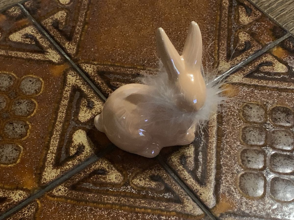 Statuette: Osterhase Keramik mit Federboa  – Usato da Bärschwil venduto da Ranron1970