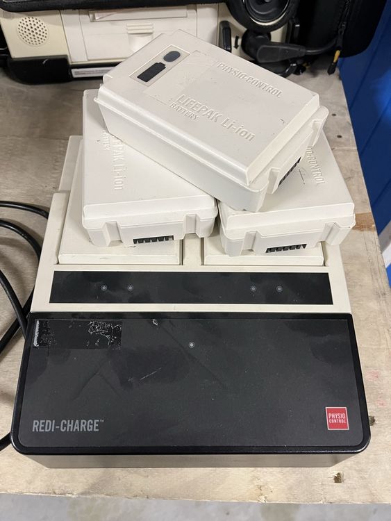 Defibrillator REDI-CHARGE, 4 Li-Ion Akkus (Gebraucht) in ...