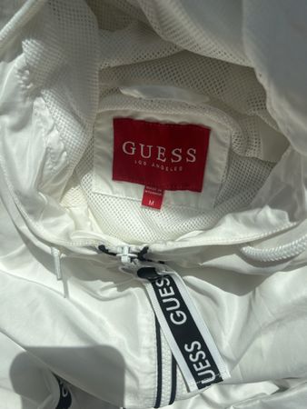 Weisse Windjacke von Guess Grösse M