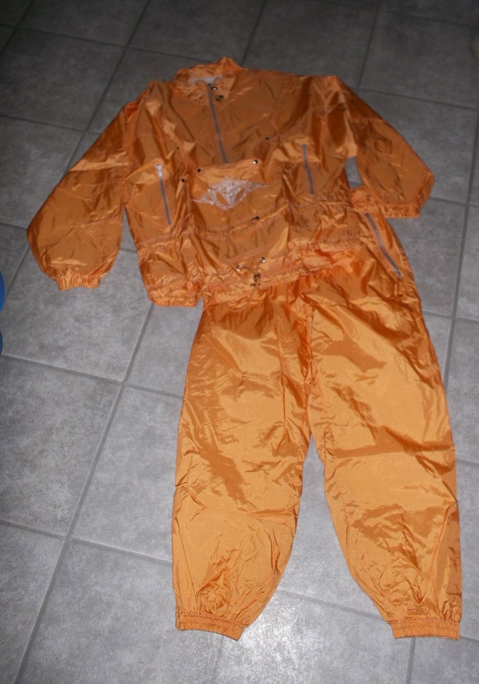 Completi & Tailleur: lässiger Damen Trainingsanzug Grösse 38 – Usato da Kaltbrunn venduto da Cindy99