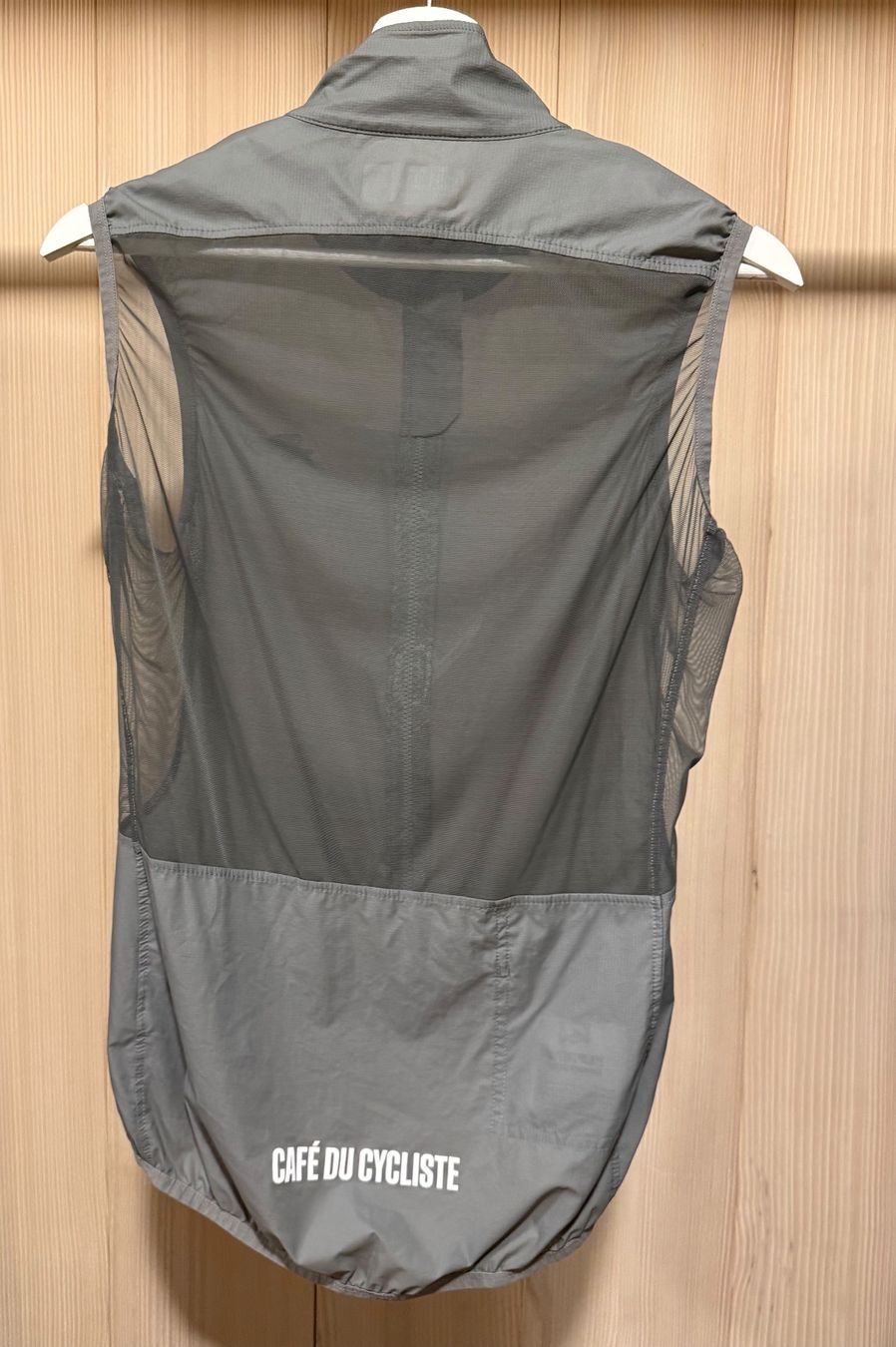 Gilet & Giacche: Café du Cycliste Edith Winddichte Weste Männer Grösse M – Nuovo (secondo la descrizione) da Unterägeri venduto da anj_q9gv 1