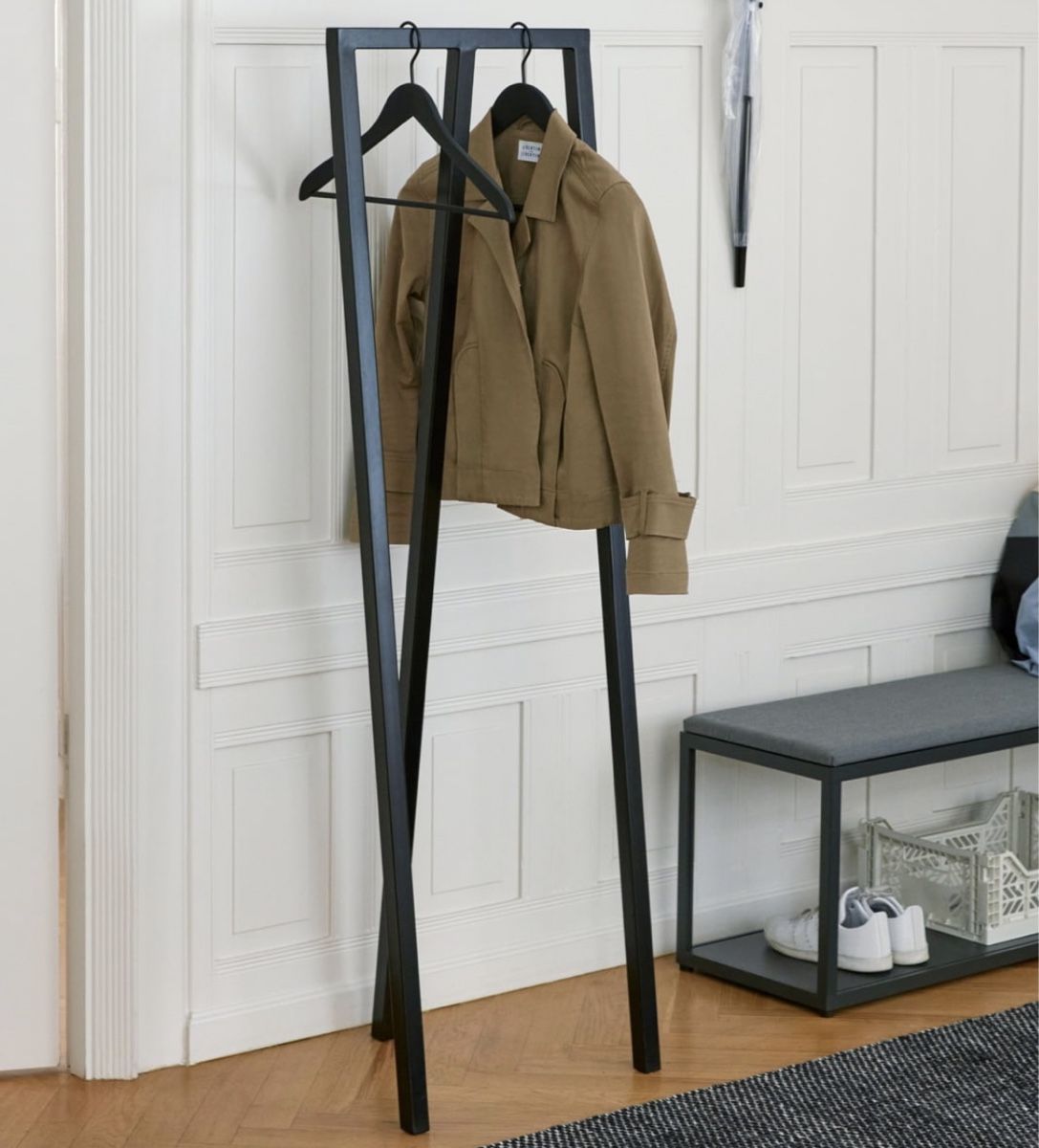 Guardaroba: Hay - Loop Stand Garderobe LP CHF 220,- Black Kleiderständer – Usato da Zürich venduto da Recode.Fashion