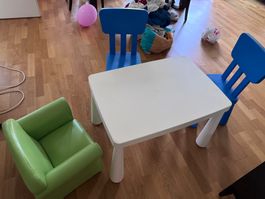 Tisch + 2 Stühle + Sessel für Kinder zum halben Preis