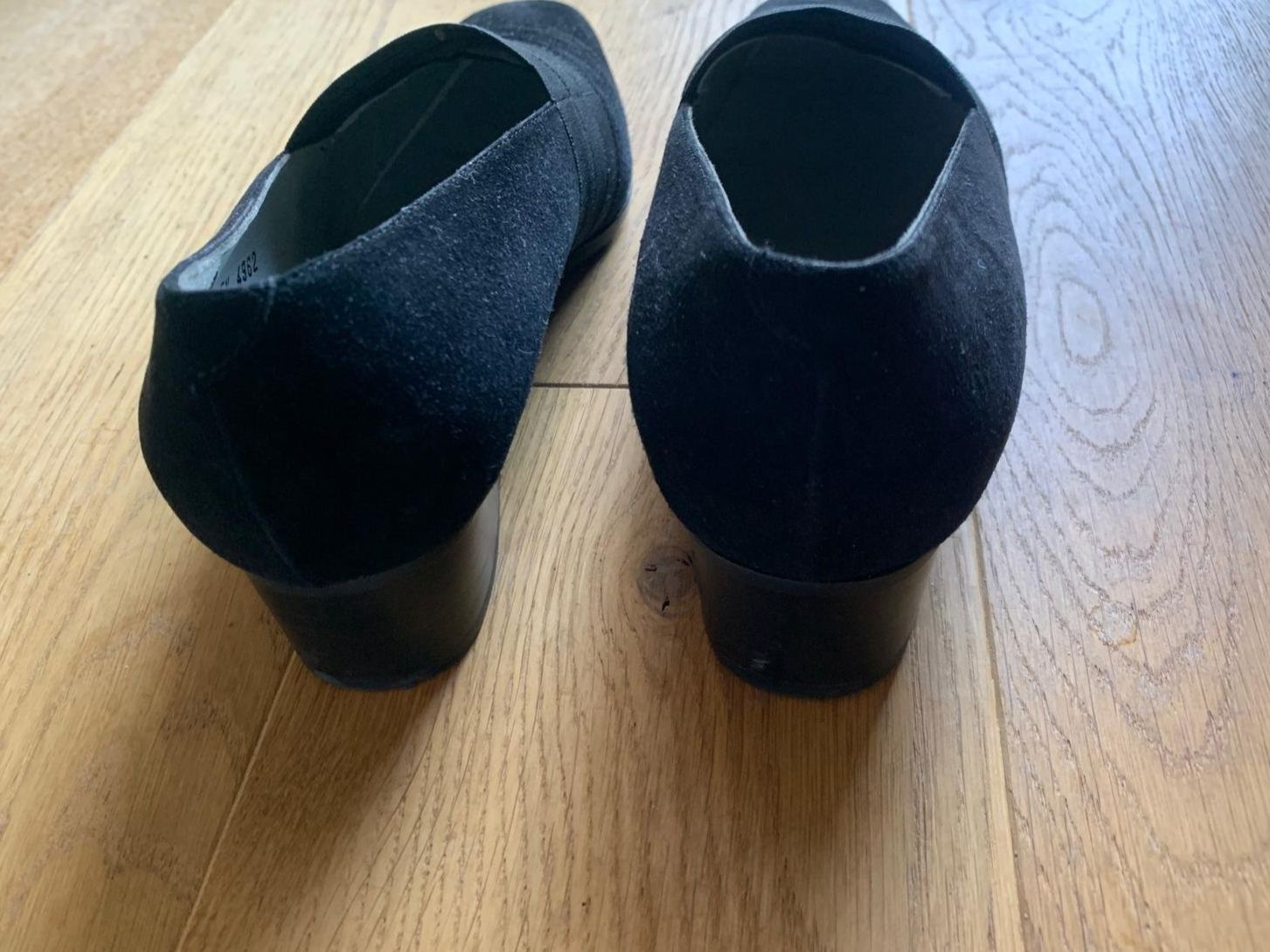 Scarpe da donna: Schwarzer Wildleder Pumps Gr. 38,5 " Alexandria" – Usato da Grossdietwil venduto da fab_8bdy 2
