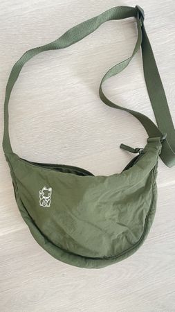 UNIQLO Umhängetasche mit Manneki Neko-Stickerei