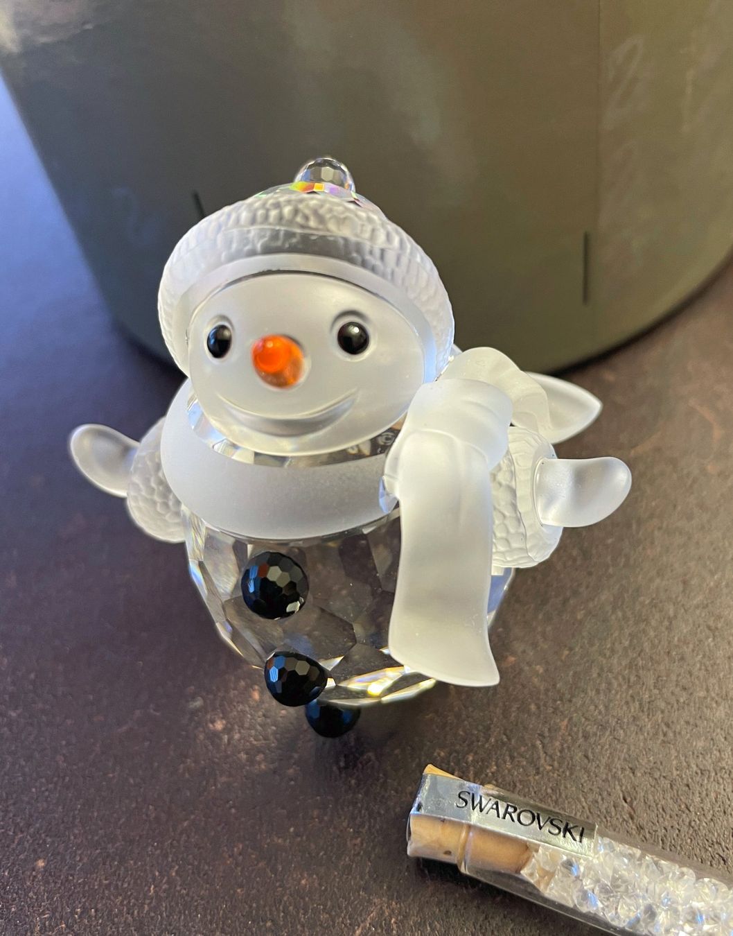 Swarovski Statuette: Swarovski Schneemann 6 cm mit Glitter – Nuovo e nell'imballaggio originale da Chur venduto da elifornico