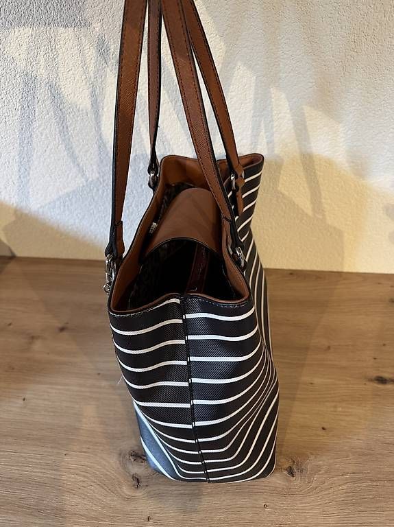Guess Sacs femmes: Guess Handtasche – D'occasion à Frutigen par sal_9lqd 1