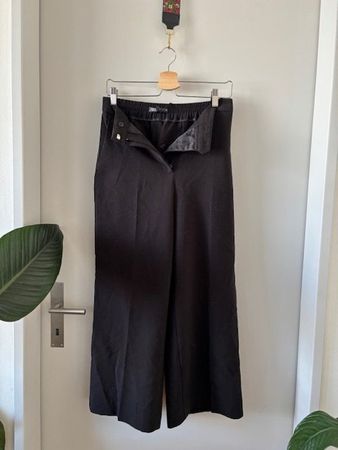 Schwarze Weite Hose