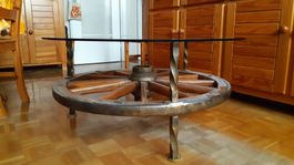 Table à base d'une roue de char + plateau rond en verre fumé