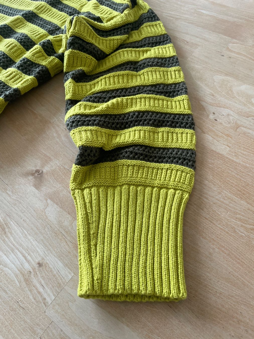 Maglioni & Felpe: Pullover braun/gelb Gr. 44/46 – Nuovo (secondo la descrizione) da Sursee venduto da Schriftgestalter 2