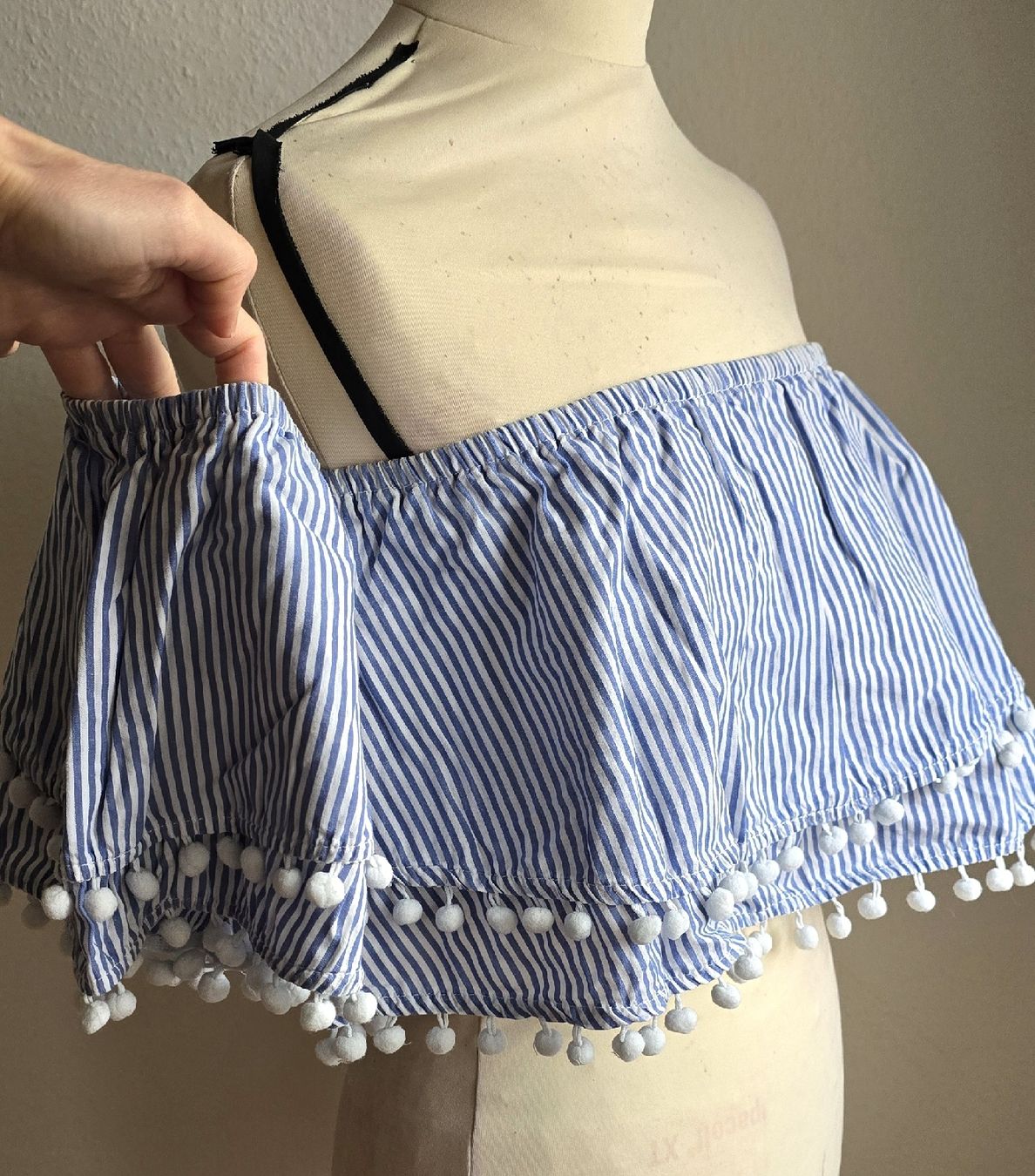 Top: Top épaules dénudées à rayures bleues et avec pompons – Usato da Genève venduto da Saleena 3