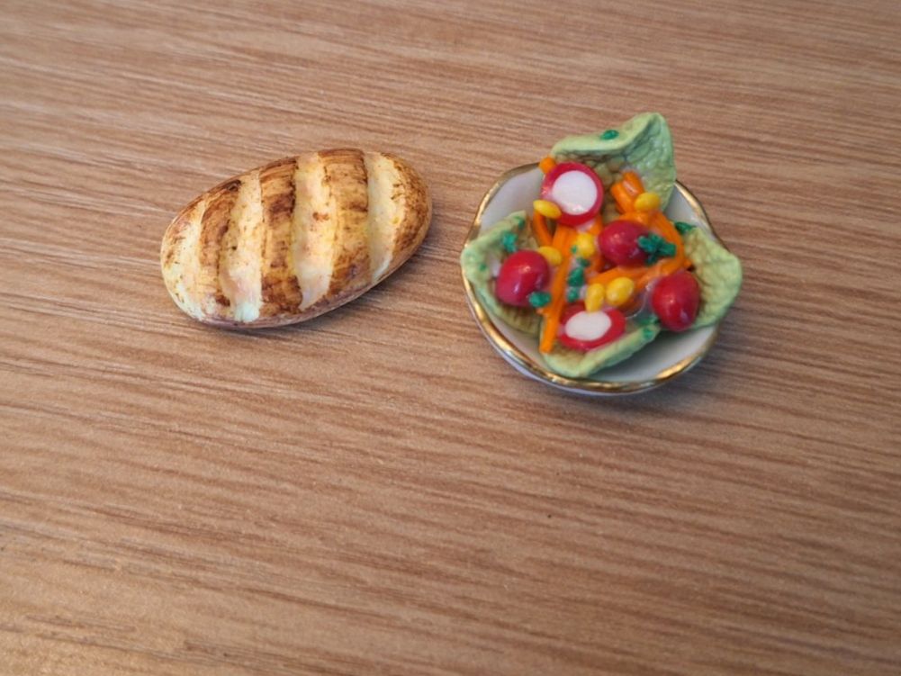Case e mobili per bambole: Puppenhaus Salat mit Brot – Nuovo (secondo la descrizione) da Zürich venduto da HandmadeTinyFood 2