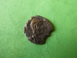 uralte  Bronzemünze 16 mm     1.90 g