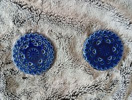 2 Untersetzer Keramik blau gemustert rund Neu