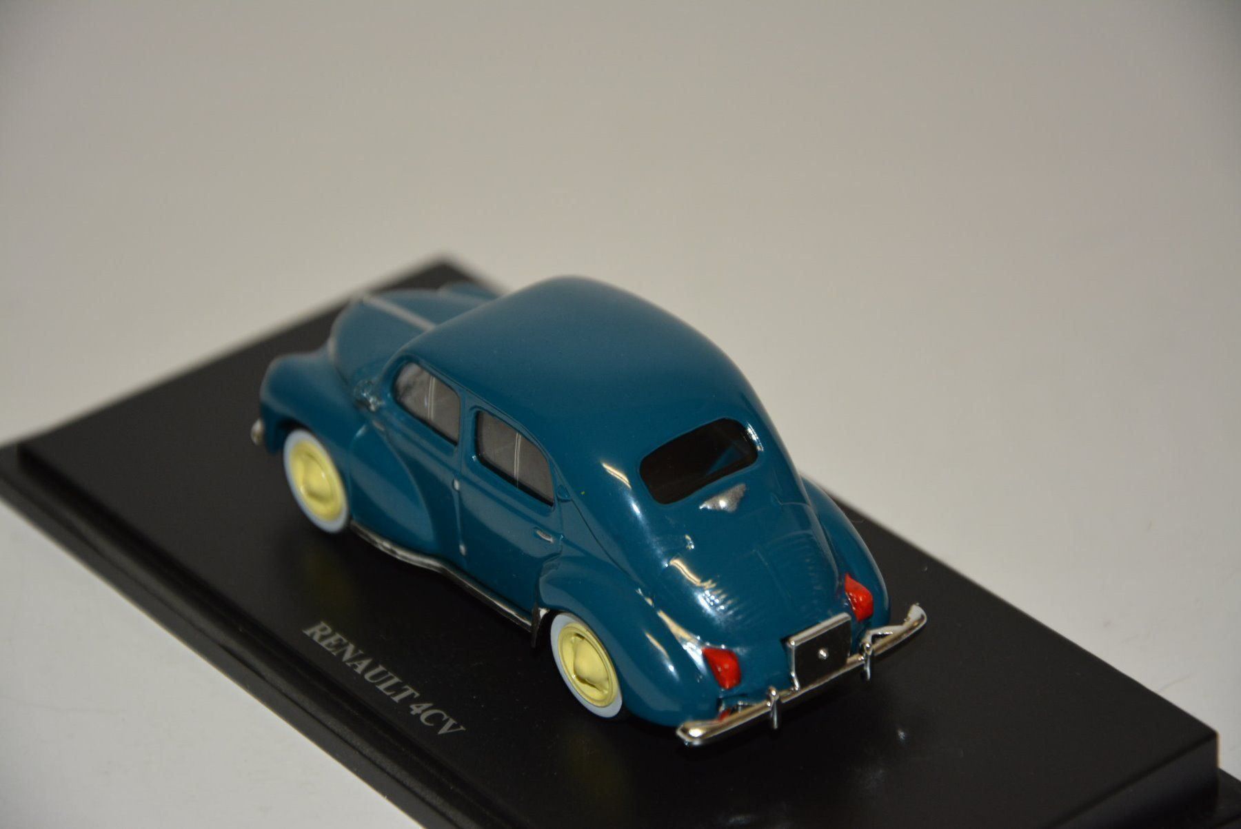 Renault Modellini d'auto: Renault 4CV , Universal Hobbies , 1:43 – Nuovo e nell'imballaggio originale da Goldach venduto da Feivel9 9
