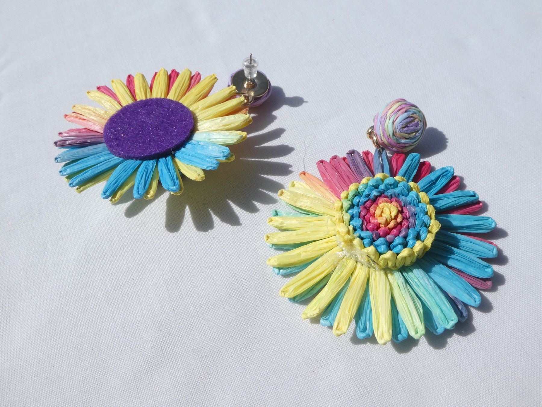 Boucles d'oreille: Grosse Raffia-Blumen-Ohrstecker, Modeschmuck / NEU – Neuf (Voir description) à Gattikon par kaandooh 2