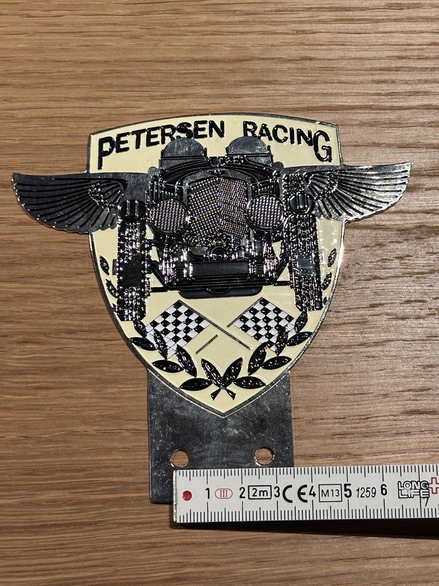 Placchette & Badge: Auto Badge Petersen Racing Oldtimer, Top Zustand! – Nuovo (secondo la descrizione) da Stansstad venduto da Dalmatinerhjf