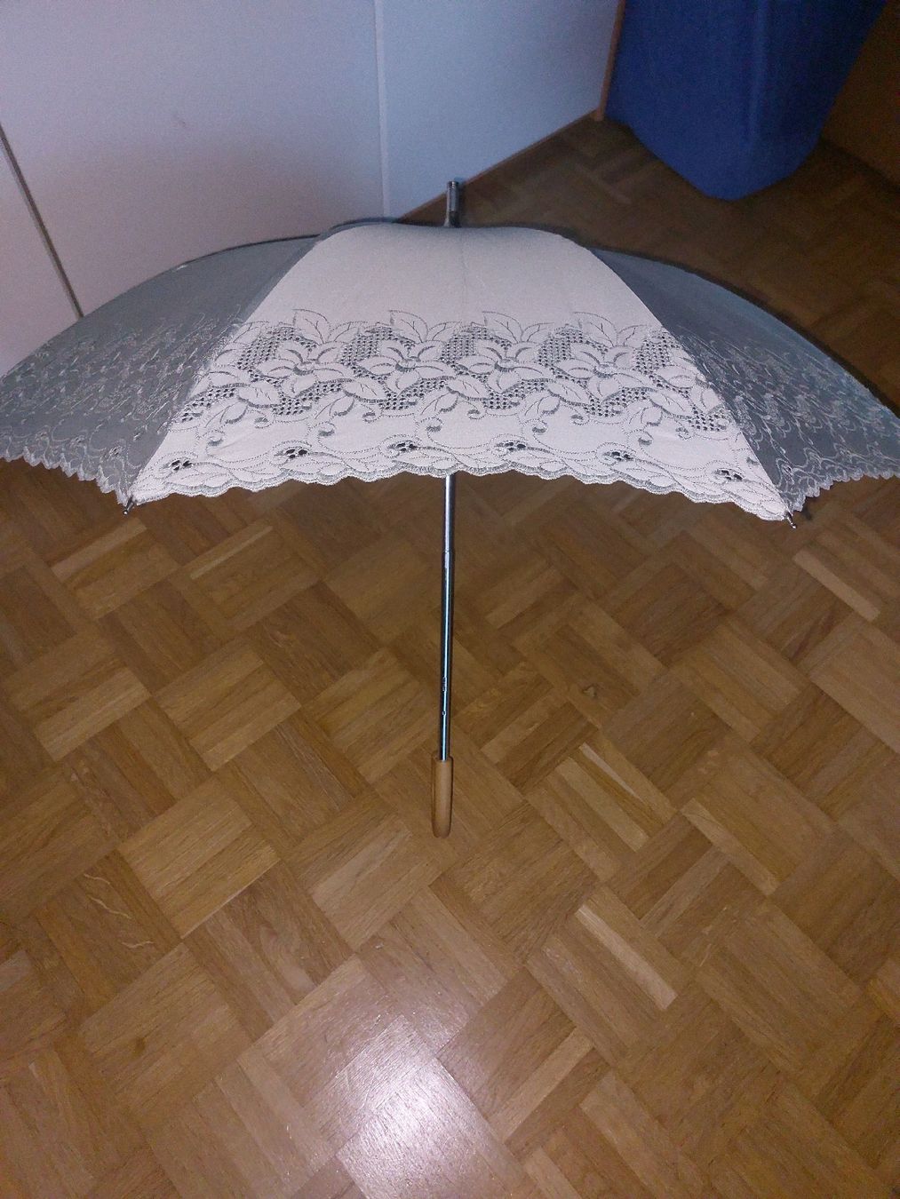 Ombrelloni: VINTAGE Sonnenschirm, hellgrün, mit Spitze – Usato da Baden venduto da BanaBoutique 2