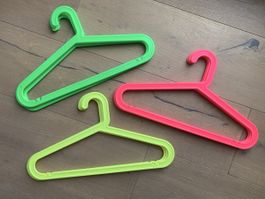 12 IKEA BAGIS Kleiderbügel in grün-gelb-pink