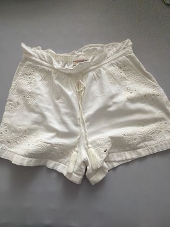 Kurze Hose weiss Grösse 38 , itai. 44, bestickt mit Quasten