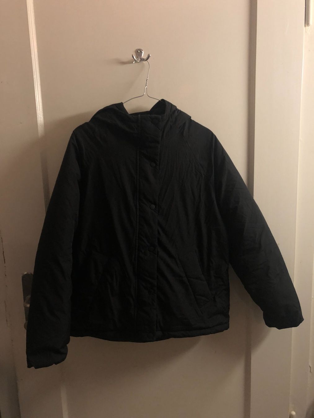 Giacche: Schwarze Daunenjacke mit Kapuze – Usato da Zürich venduto da aurelia_nater