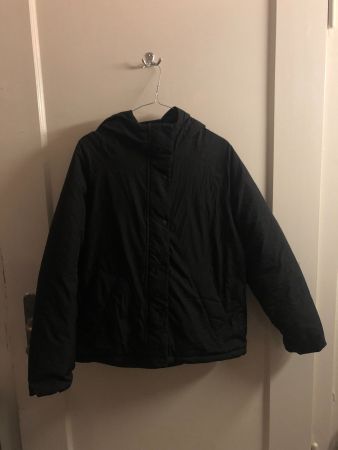 Schwarze Daunenjacke mit Kapuze