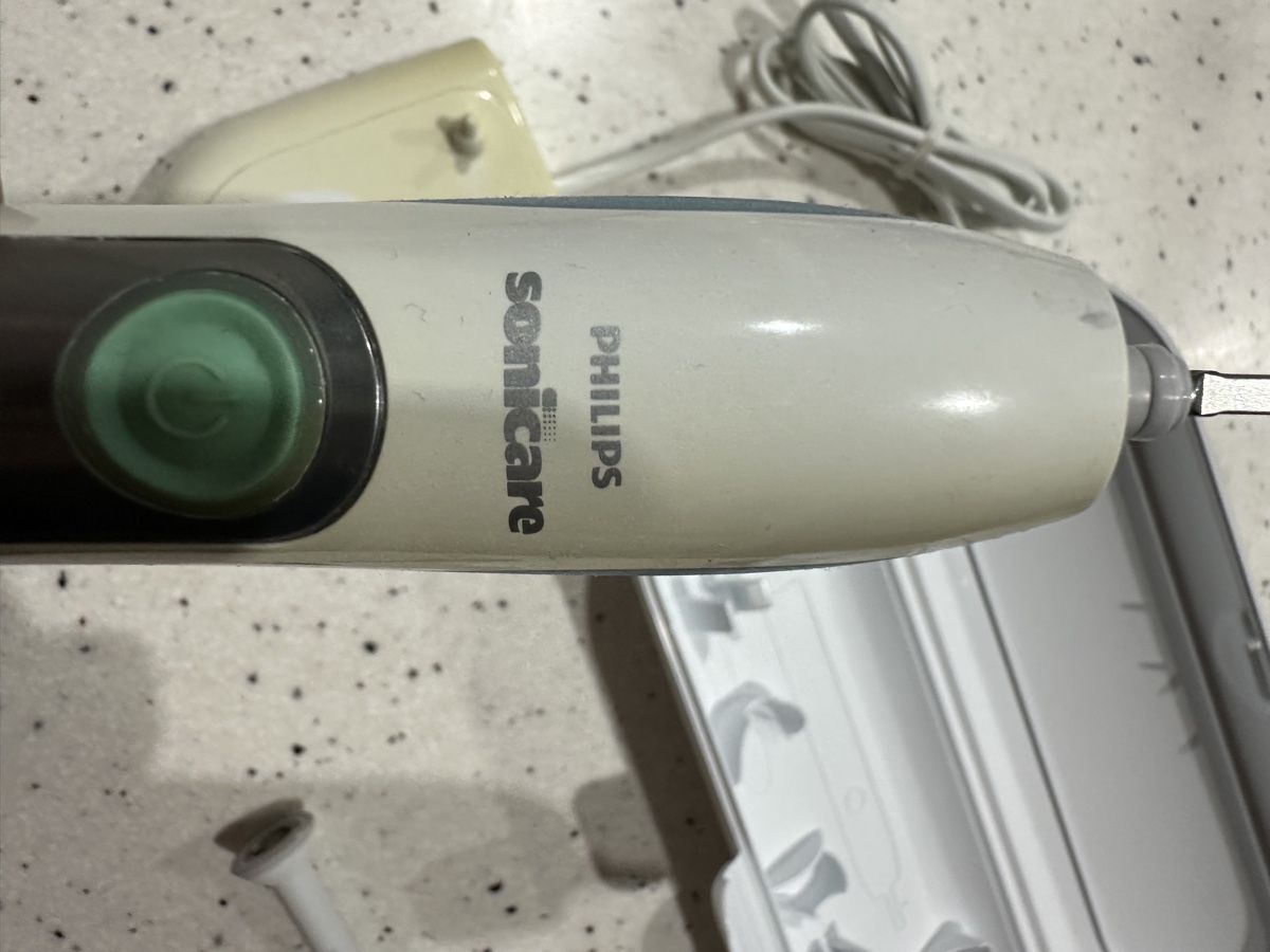 Philips Sonicare Cura dei denti: Philips Sonicare Schallzahnbürste – Usato da Widnau venduto da Tityos 1