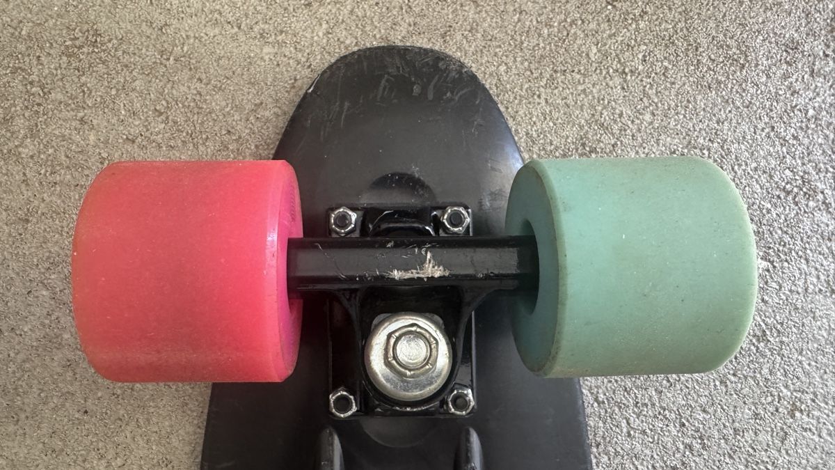 Skateboards: Retro Skateboard mit farbigen Rollen den Frühling – Usato da Hünenberg See venduto da Schulers 3