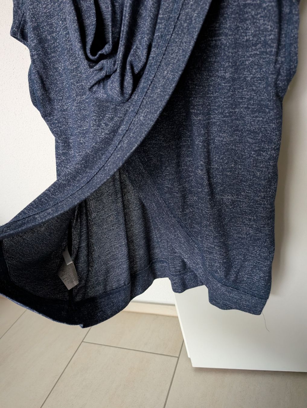 Camicette, T-shirt & Top: Sommerliches Kapuzenshirt  – Usato da Ganterschwil venduto da Nike18 4