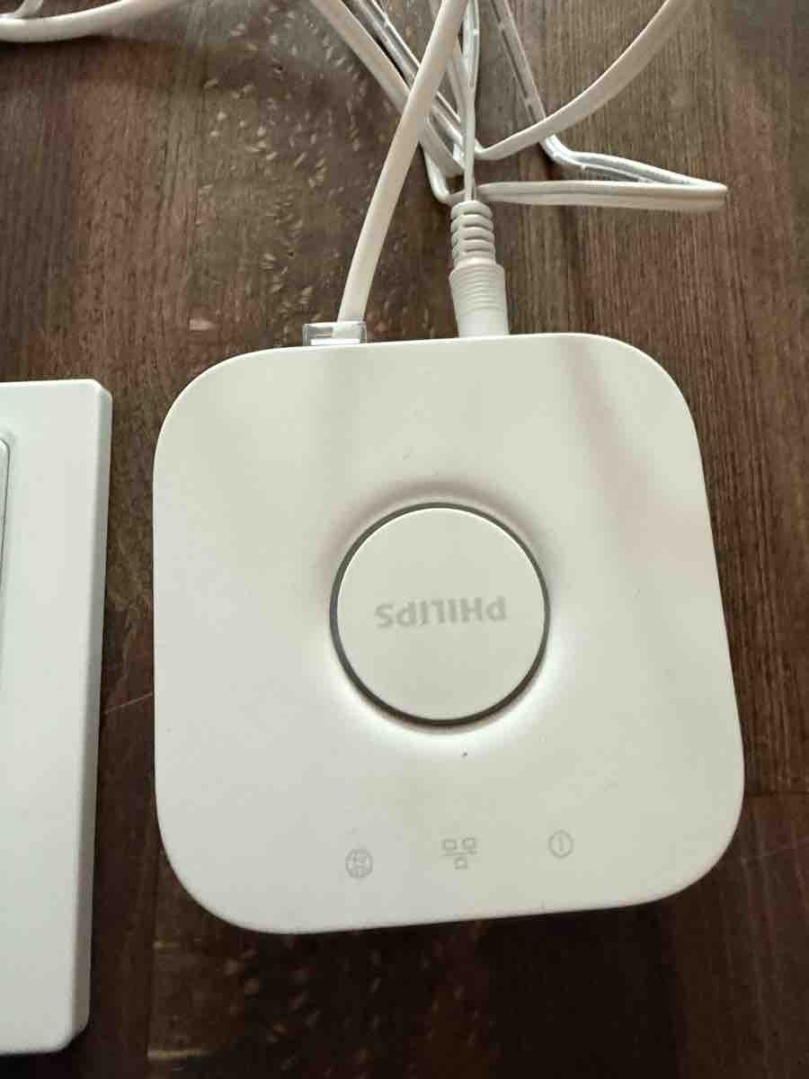 Philips Systèmes de contrôle: Philips Hue Bridge mit Dimmschalter – D'occasion à Zürich par oli_rbv6 1