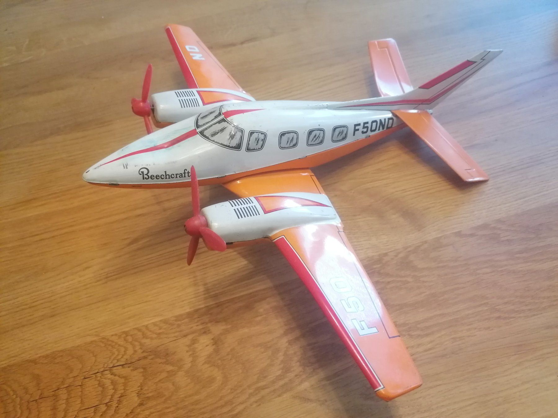 Spielzeuge: Vintage Blechspielzeug Flugzeug Beechcraft – Gebraucht aus Basel von vintagecollector