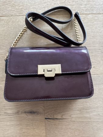 Sac bandoulière verni prune avec chaînette dorée