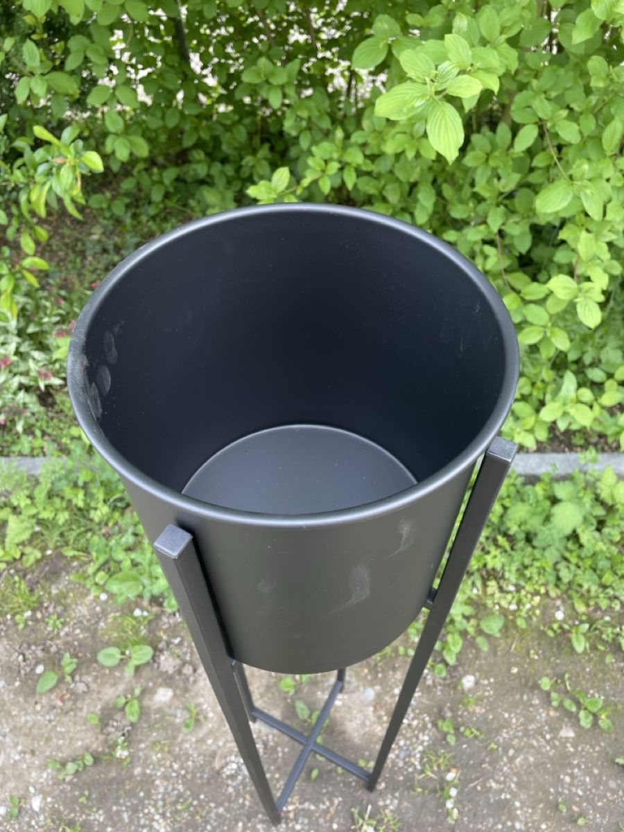 Altro per la casa: Metallständer mit Blumentopf/ Cachepot – Nuovo (secondo la descrizione) da Gelterkinden venduto da highfligh 1