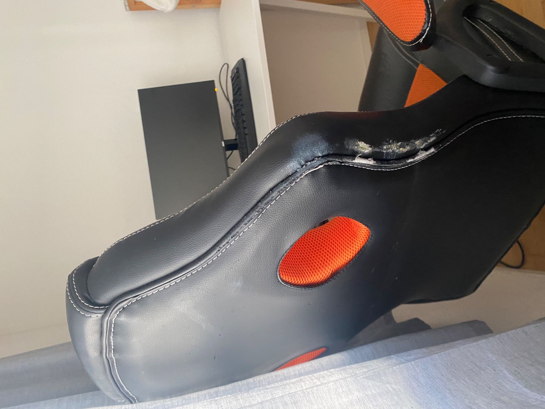 Ikea Scrivanie: IKEA desk with gaming chair – Usato da Küssnacht am Rigi venduto da mir_5tq6 2