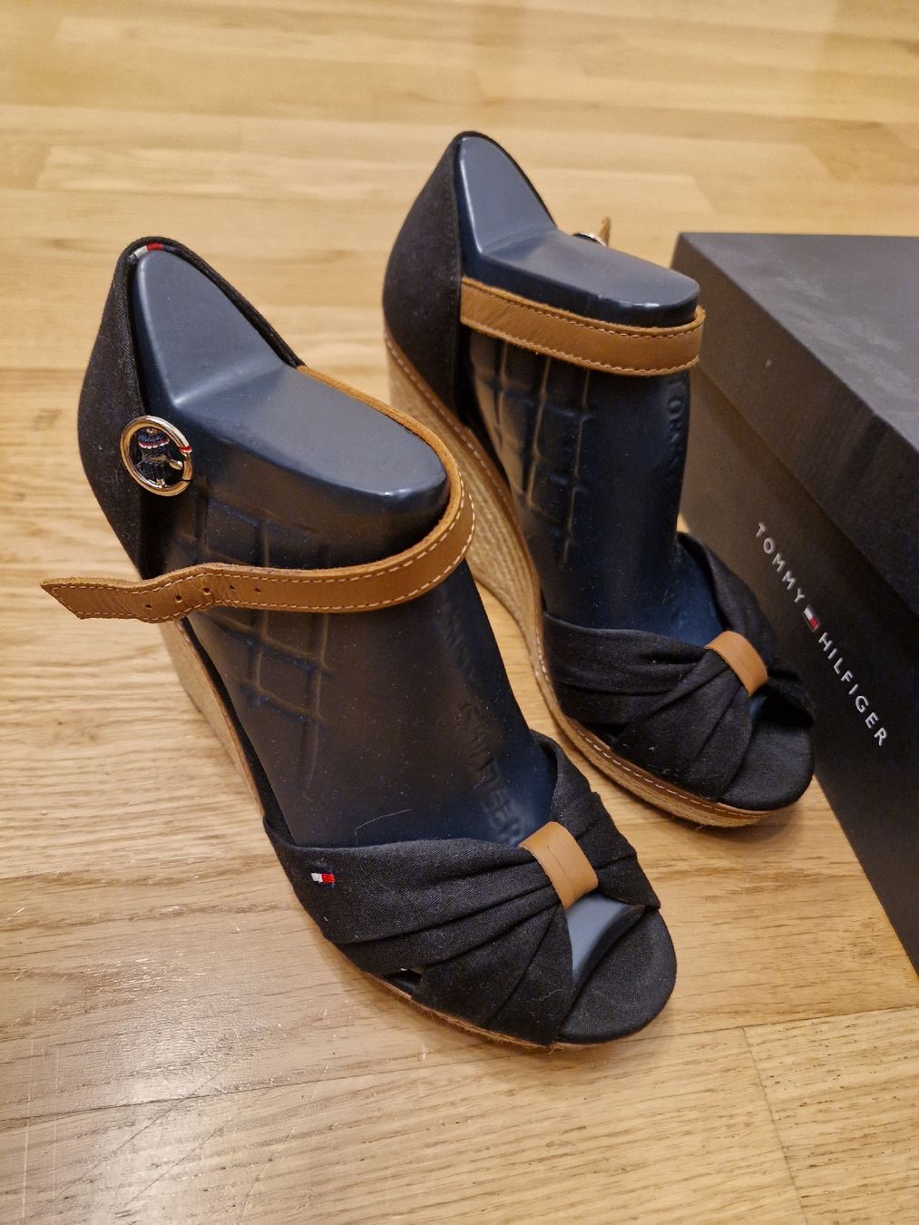 Tommy Hilfiger Scarpe da donna: Sandales compensées Tommy Hilfiger T39 – Nuovo (secondo la descrizione) da Penthaz venduto da Sosotroc 4
