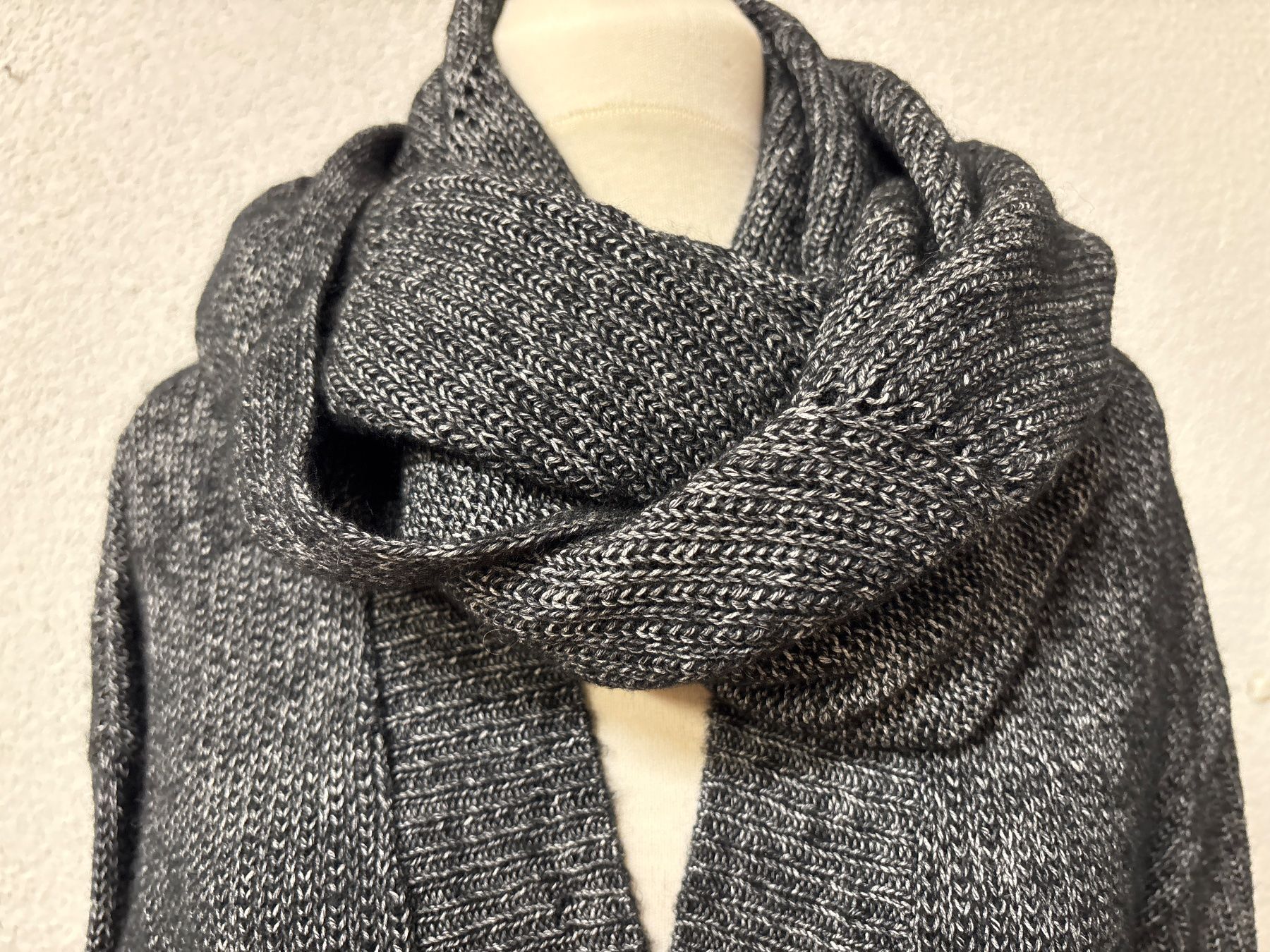 Nile Giacche: Schöne Strickjacke Nile XS mit passendem Nile Loop – Nuovo (secondo la descrizione) da Maienfeld venduto da 8796 1