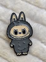 Pin: Grauer Labubu ca. 4 cm