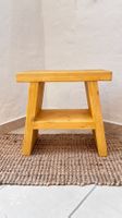Handgefertigter Holzhocker