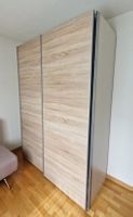 Kleiderschrank mit Schiebetüren, Holznachbildung, gepflegt.