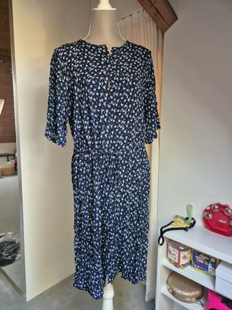 Damen Kleid H&M dunkelblau mit Blumenmuster Grösse 42