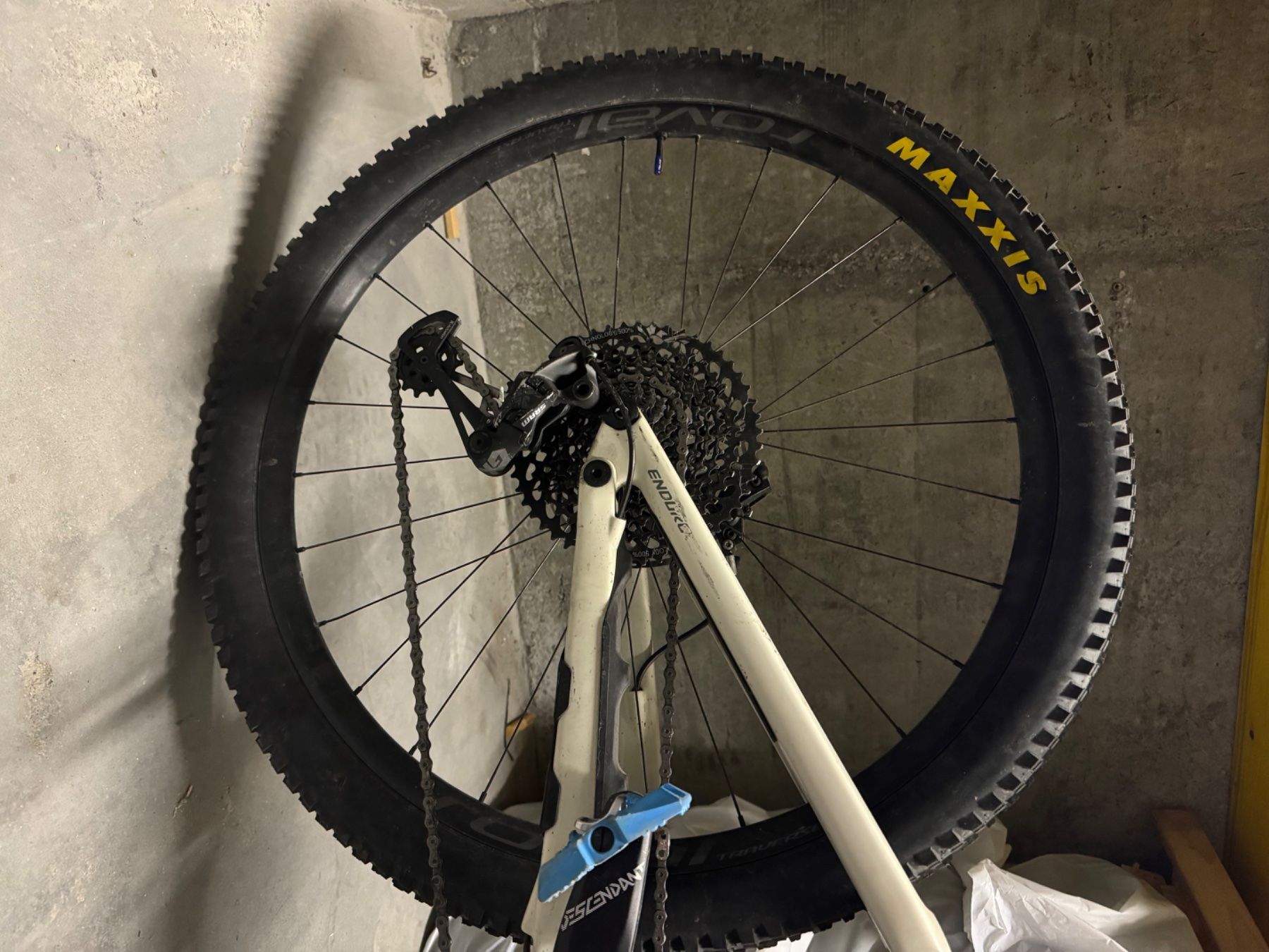 Specialized Velos: SPECIALIZED Enduro Elite S4 (L) – Gebraucht aus Chur von  5