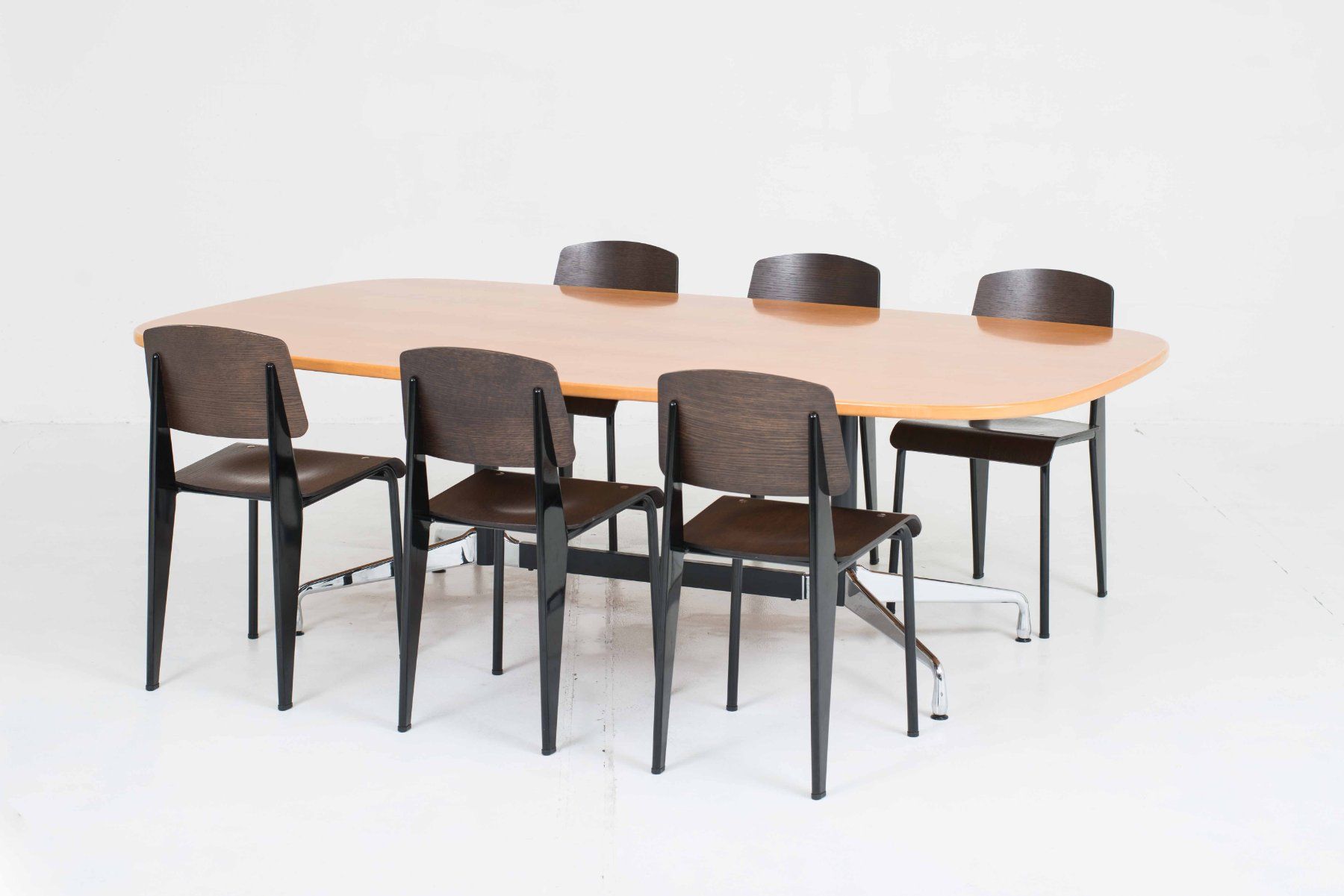 Vitra Sedie: Vitra Standard Stuhl von Jean Prouvé, dunkle Eiche & Schwarz – Usato da Zürich venduto da STUZH38 3
