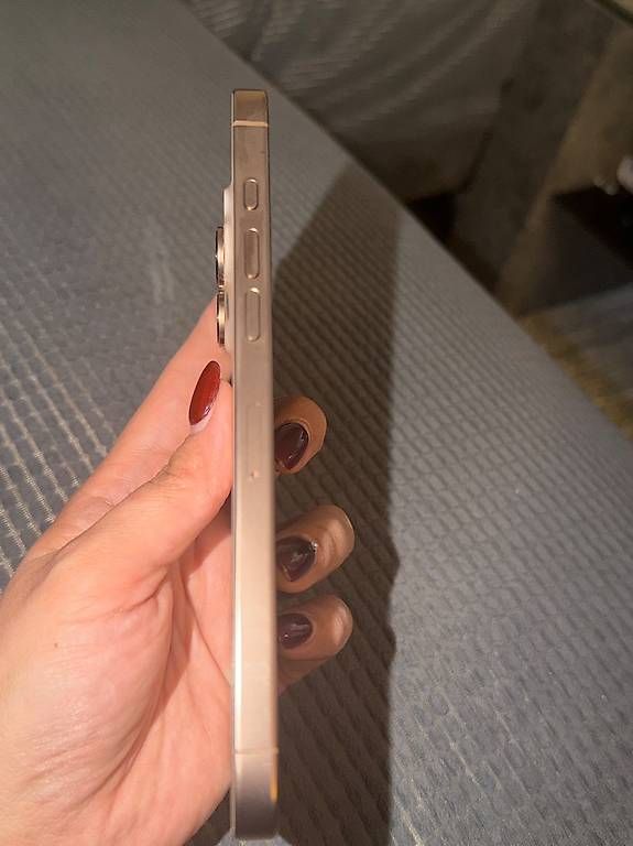 Telefoni cellulari / Smartphones: neu Iphone 16 pro max – Nuovo e nell'imballaggio originale da Hausen AG venduto da dga_nr59