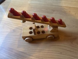 Holz Feuerwehrauto mit Spielfiguren bespielt