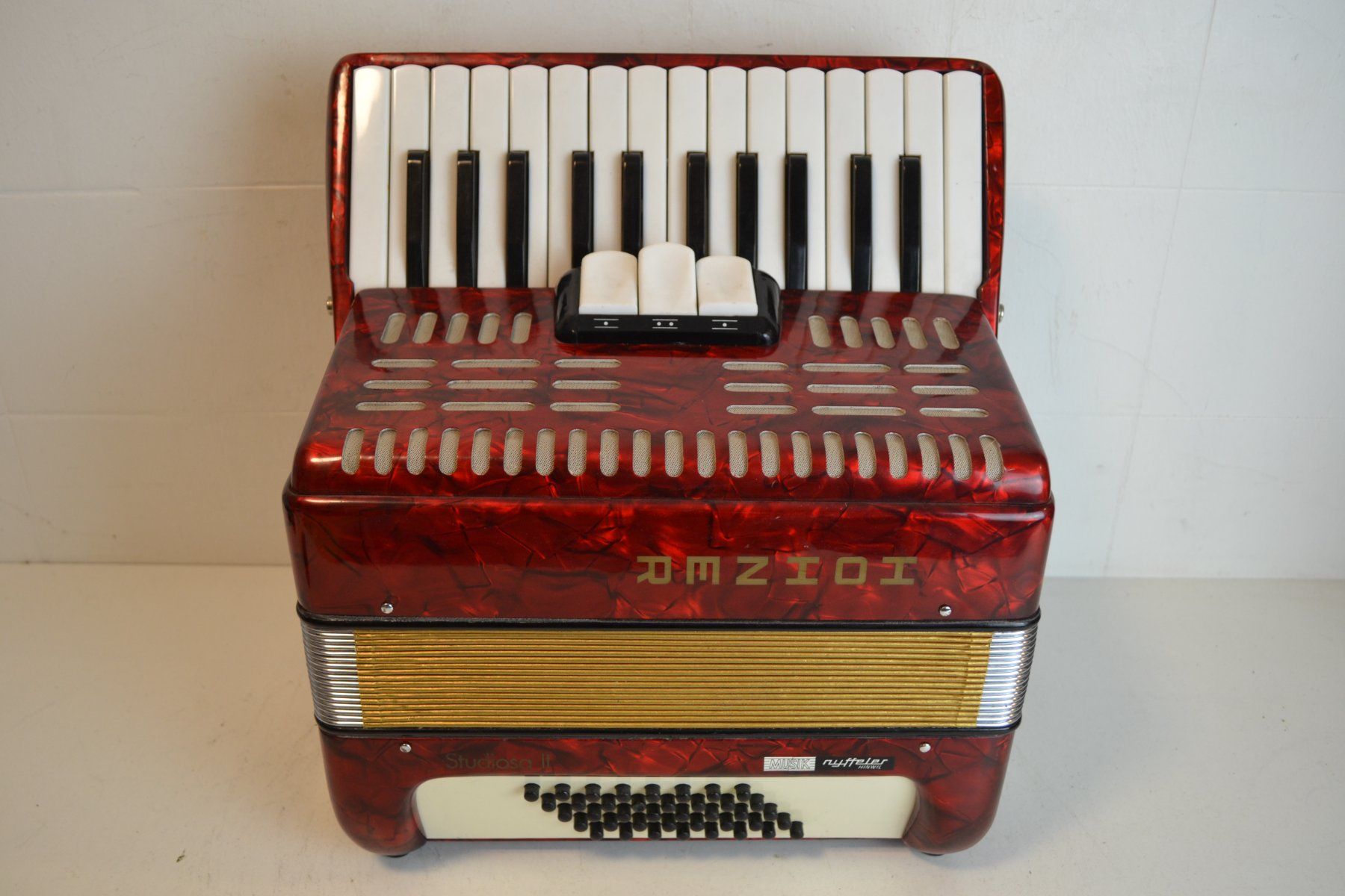 Hohner Musikinstrumente: Akkordeon chromatisch Hohner Studiosa II – Gebraucht aus Zürich von Brockito