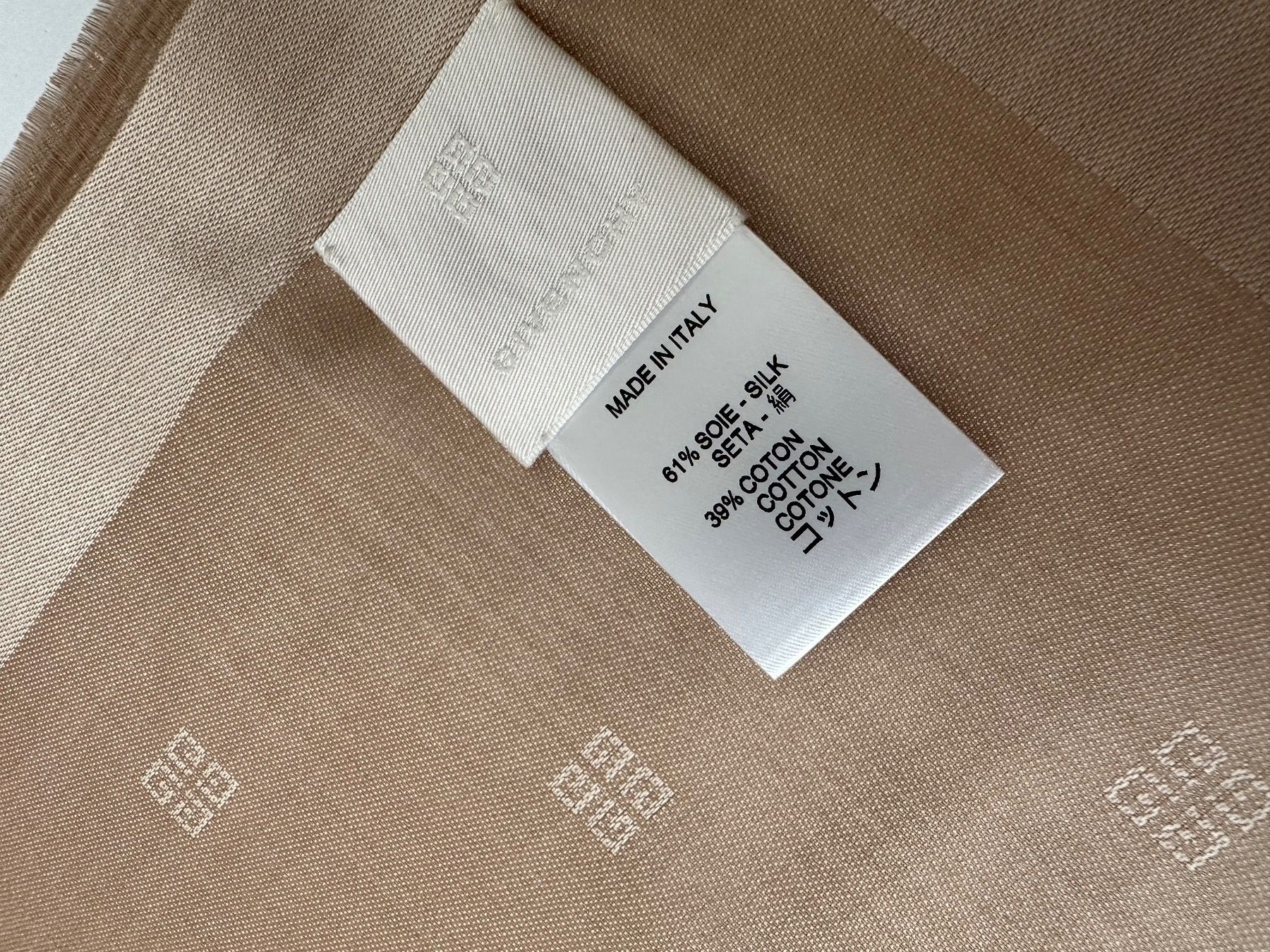 Givenchy Foulards, Tücher & Schals: Givenchy sciarpa – Neu und originalverpackt aus Pregassona von Reluxuryspace 2
